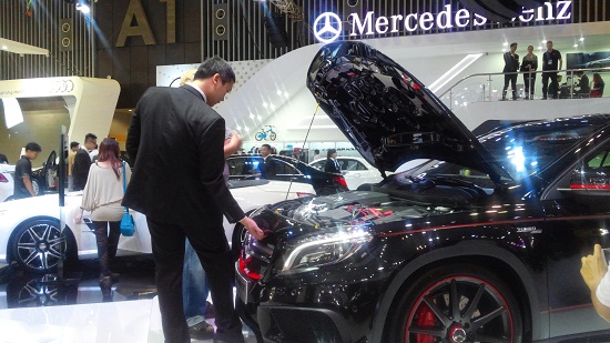 Nhân viên bán hàng bận rộn tại VMS2014